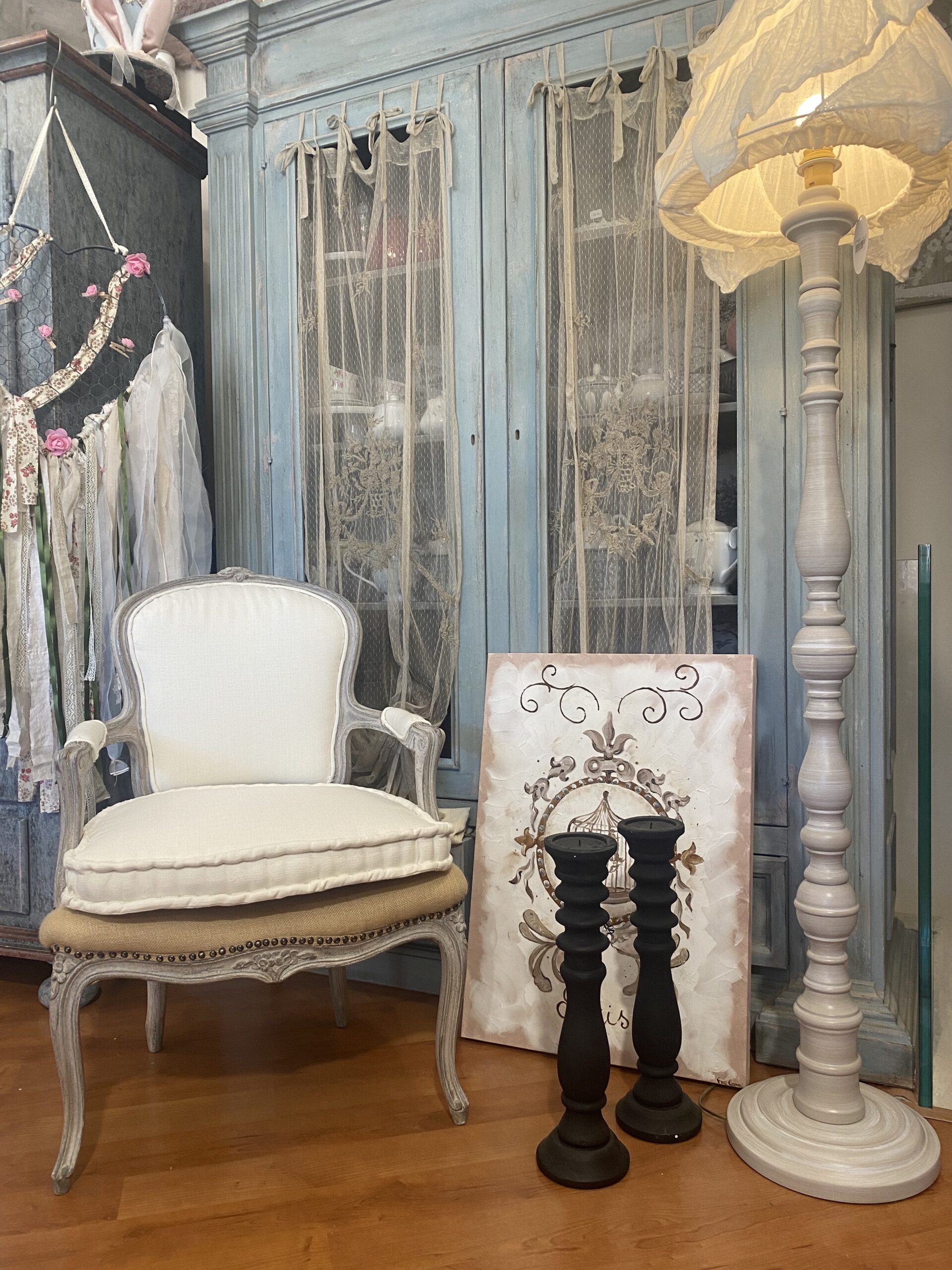 Poltroncina Luigi XVI Restyling e Decorazione artigianale Shabby Chic di Fabiola Interior