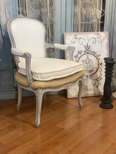 Poltroncina Luigi XVI Restyling e Decorazione artigianale Shabby Chic di Fabiola Interior